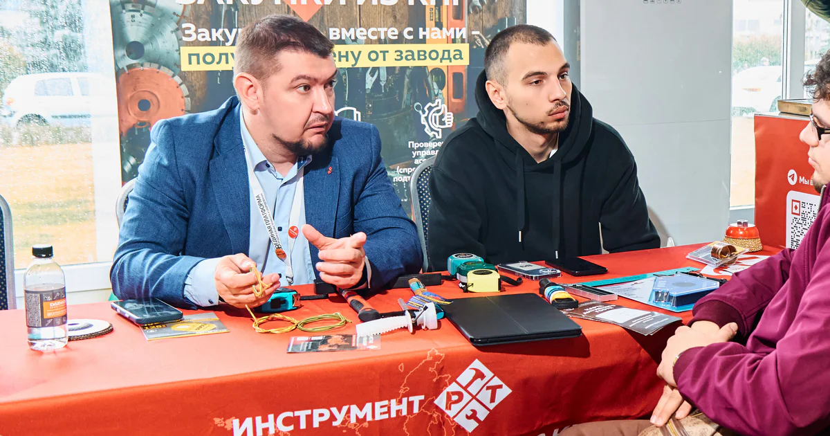 Команда Инструмент РТ общается с участником форума продавцов инструмента в Москве