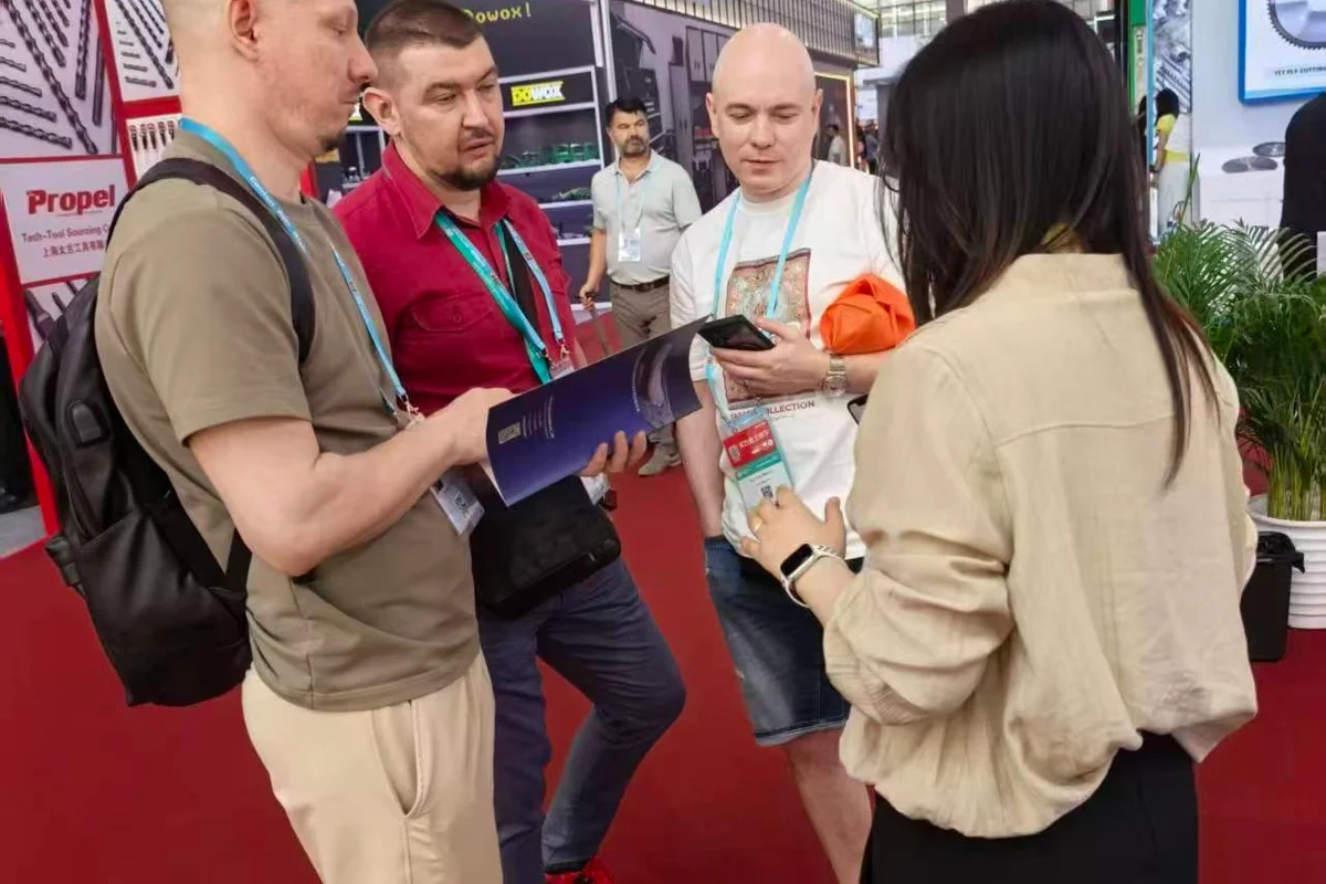 Переговоры команды Инструмент РТ с китайским производителем на выставке