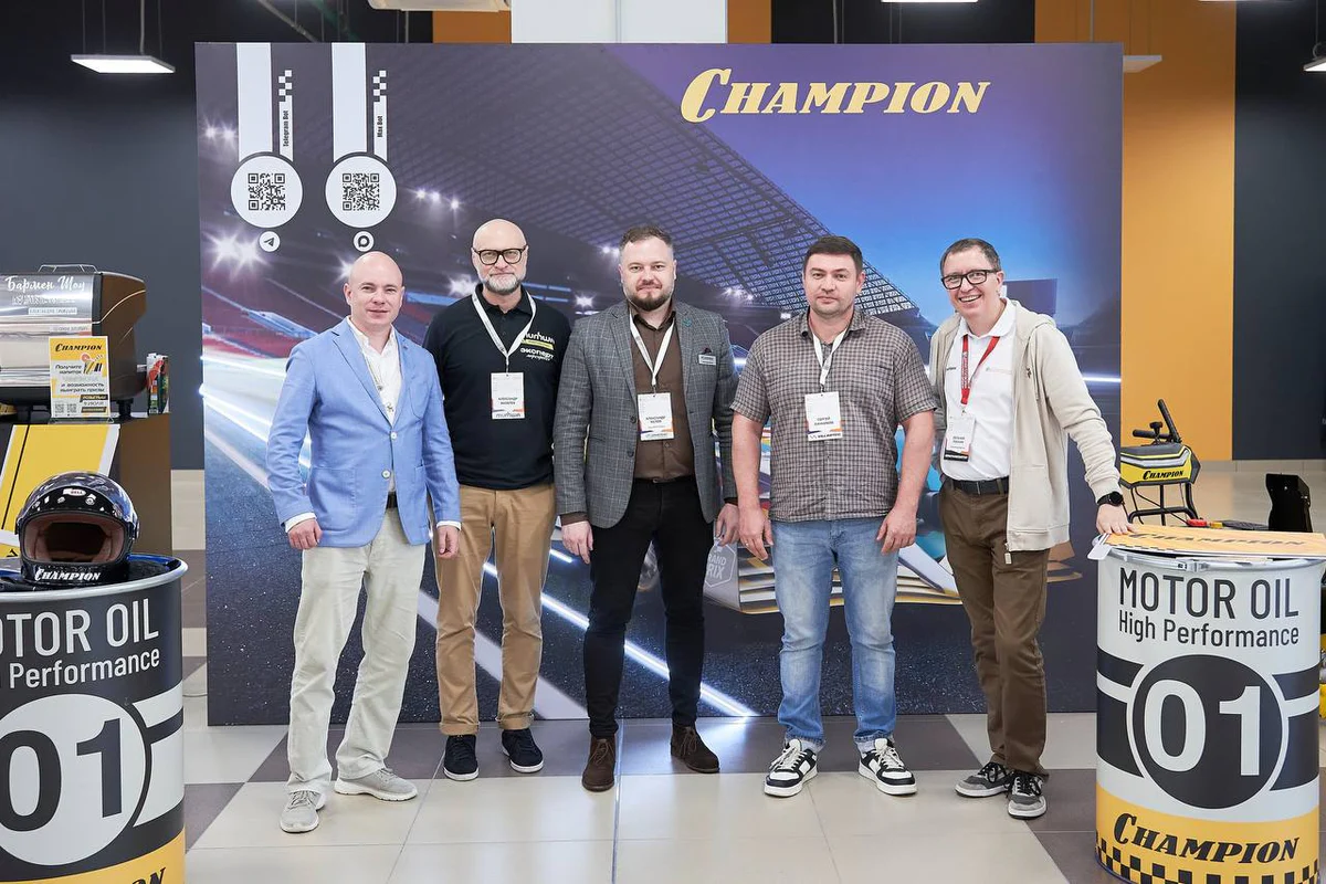 Участники форума в демонстрационной зоне партнёра