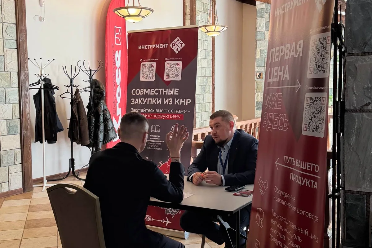 Представитель Инструмент РТ разговаривает с посетителем мероприятия