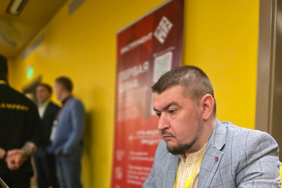 Представитель Инструмент РТ работает на отраслевой встрече в Новосибирске