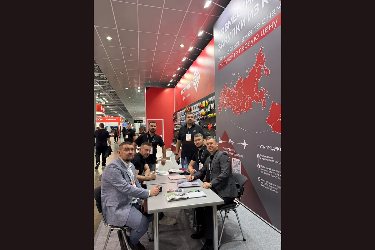 Команда у стенда Инструмент РТ на выставке MITEX 2025